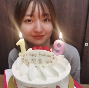 ▲谷花音5月初曬出19歲慶生照,卻因圓潤的臉蛋讓網友驚喊認不出。 (圖/翻攝自谷花音IG) ▲谷花音5月初曬出19歲慶生照,卻因圓潤的臉蛋讓網友驚喊認不出。 (圖/翻攝自谷花音IG)