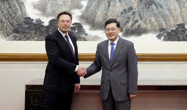 ▲特斯拉（Tesla）執行長馬斯克（Elon Musk）30日在北京與中國外交部長秦剛會面，路透社則透露馬斯克還見了中國國務院副總理丁薛祥。（圖／中國外交部）