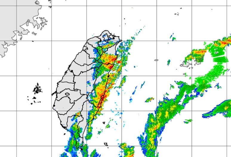 ▲颱風的外圍環流沿著台灣東部海岸發展對流雲系，宜蘭和北部山區持續有降雨發生。（圖／翻攝中央氣象局官網）