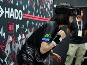 Hado科技躲避球是一項擴增實境(AR)躲避球運動,樹德家商資處科許愉晨同學準備發起攻擊 ▲ Hado科技躲避球是一項擴增實境(AR)躲避球運動,樹德家商資處科許愉晨同學準備發起攻擊(圖/遠東科大提供)