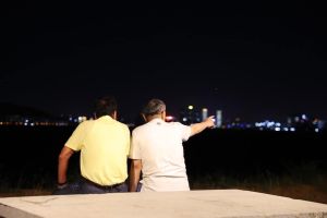 ▲郭台銘昨天晚間邀請柯文哲一同散步。(圖/翻攝郭台銘臉書) ▲郭台銘昨天晚間邀請柯文哲一同散步。(圖/翻攝郭台銘臉書)