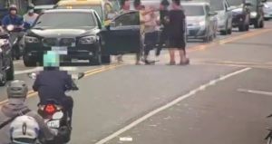 不滿被跟蹤！台北賓士男急烙2友人攔車　雙方5人街頭亂鬥全遭逮

