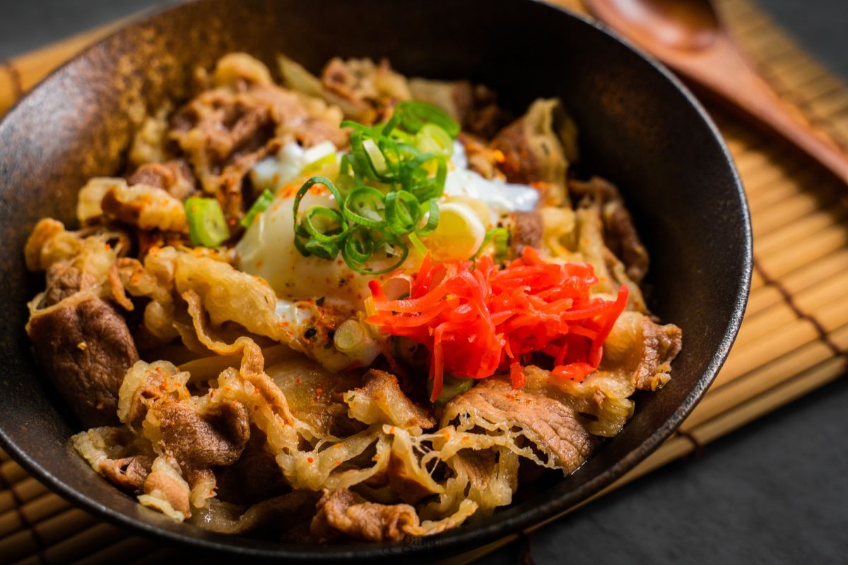 ▲牛丼作法公開，一招煮出完美溫泉蛋，壽喜燒醬汁自己調，實用食譜快筆記。（圖／普橘島）