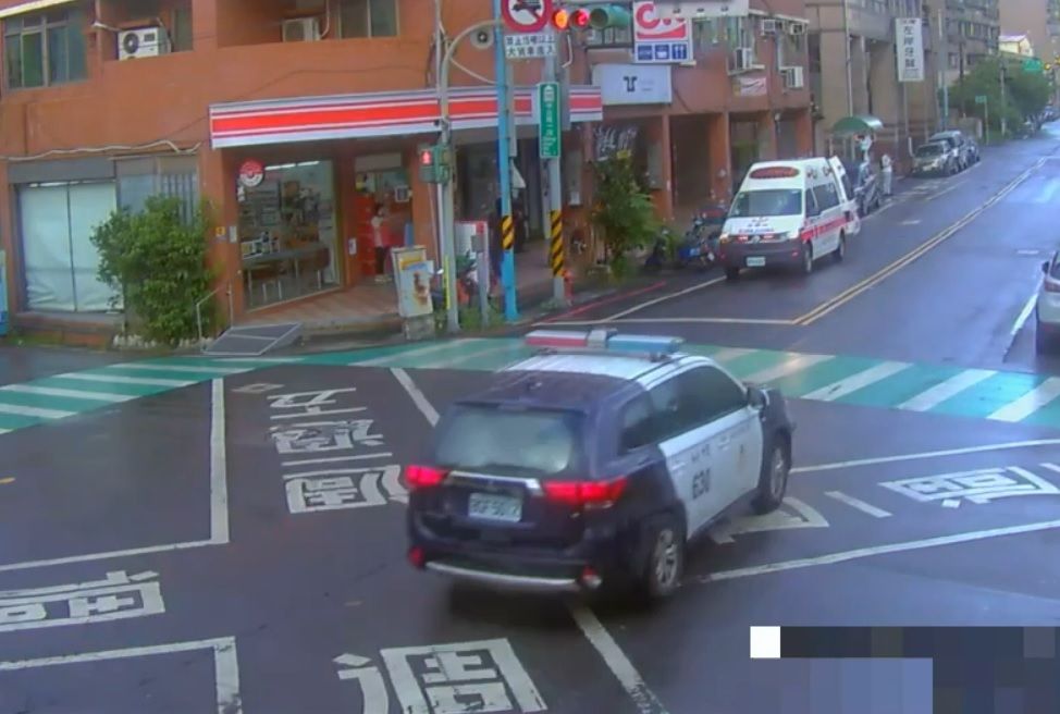 ▲李男因賭債糾紛伺機報仇，31日清晨持西瓜刀衝早餐店砍傷陳男，之後攜帶刀械前往派出所投案。（圖／翻攝畫面）  