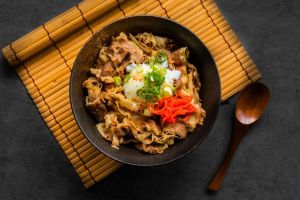 牛丼食譜作法 ▲備好簡單材料,就能煮出美味牛丼。(圖/普橘島)