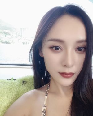 ▲何珮瑜在遊艇上留影,凹凸有致的身材讓人聚焦目光。(圖/翻攝自何珮瑜臉書) ▲何珮瑜在遊艇上留影,凹凸有致的身材讓人聚焦目光。(圖/翻攝自何珮瑜臉書)