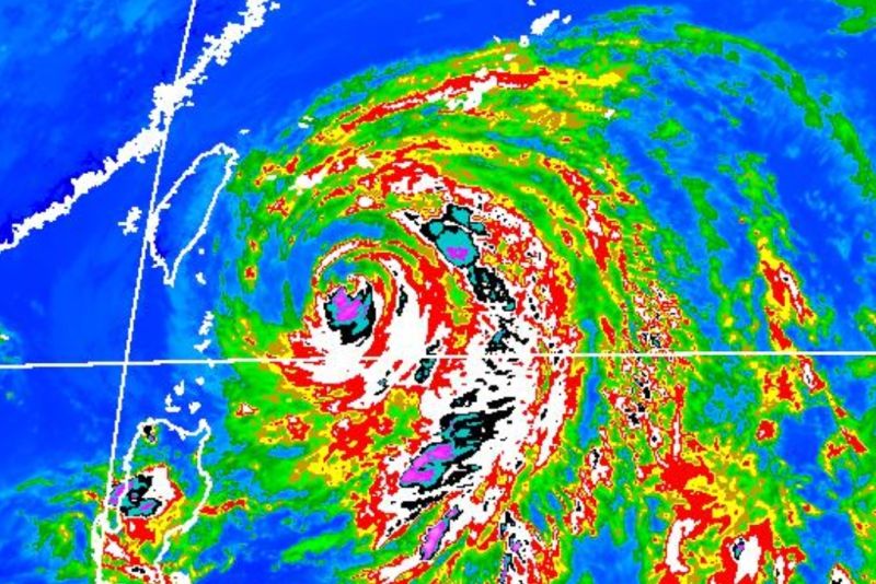 ▲瑪娃颱風過去強度略為減弱，但外圍環流不斷替北部、東北部帶來許多降雨。（圖／翻攝中央氣象局官網）