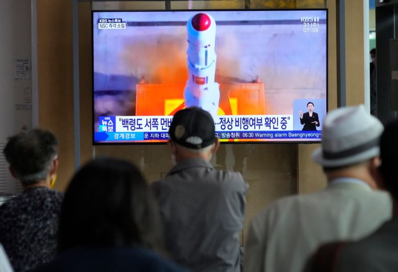 ▲北韓31日發射據稱是間諜衛星的物體。圖為南韓首爾民眾31日觀看相關新聞。（圖／美聯社／達志影像）