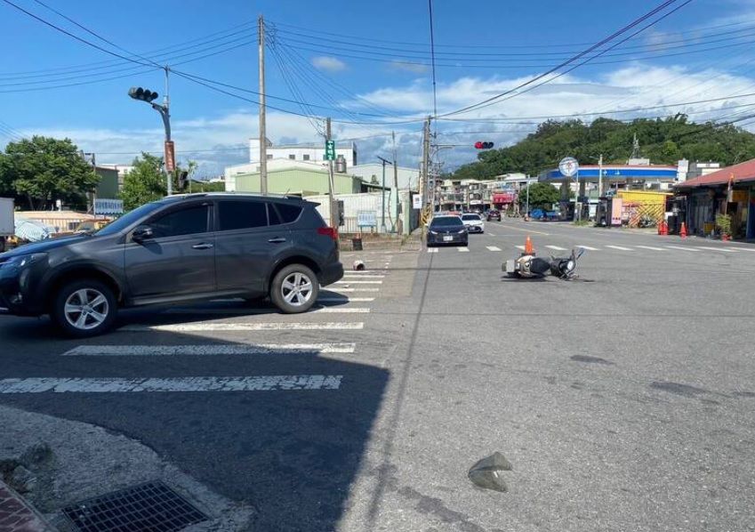 ▲30日下午，苗栗縣頭屋鄉、台13線頭屋消防分隊前路口，發生一起死亡車禍，一台直行機車與左轉的休旅車發生碰撞，34歲的謝姓女騎士慘摔，當場失去生命跡象，送醫搶救後宣告不治，事故原因還有待釐清。（圖／翻攝畫面） 