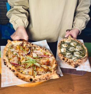 ▲堤諾Tino's Pizza把比薩打造成龍舟造型，一艘艘端上桌。（圖／堤諾義大利比薩提供）
