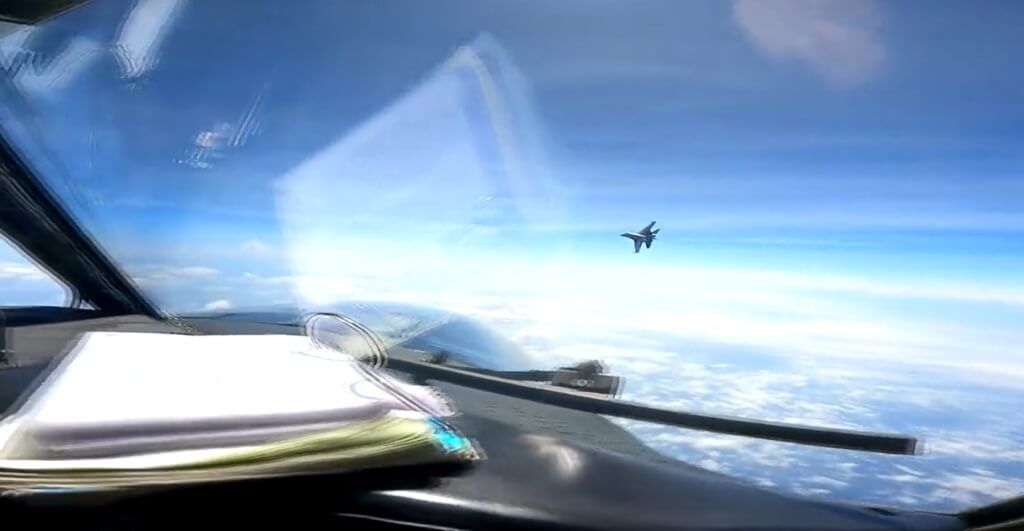 ▲美國印太司令部30日公布畫面，一架中國殲16戰機攔截美國戰機時，直接飛到美戰機機頭做出挑釁行動。（圖／翻攝自美國印太司令部推特）