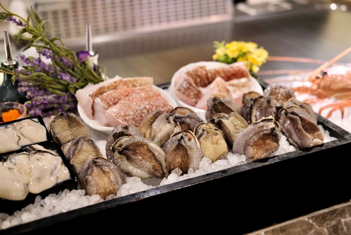 ▲樂葵鐵板燒能吃到多種高檔生猛海鮮，每人1380元的價格人氣爆棚，幾乎天天客滿。（圖／記者葉盛耀攝）
