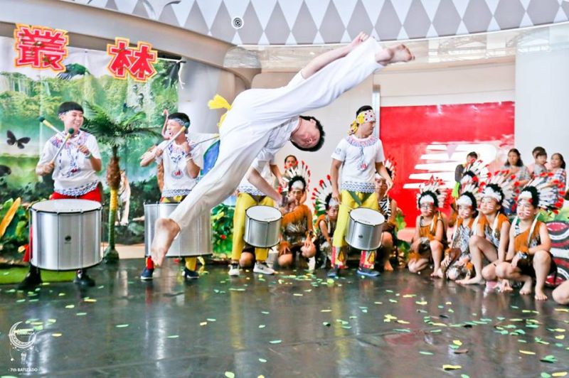 ▲卡波耶拉〈CAPOEIRA〉，在台灣也有人將卡波耶拉稱為巴西戰舞，招牌動作包括倒立、空翻和迴旋踢等，是一項結合音樂、舞蹈和文化的武藝。(圖／兔兔熊翻滾教室提供)