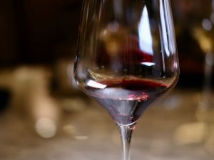 Amarone酒色帶深紅色石榴色澤,有著巧克力、摩卡、葡萄乾、無花果乾等香氣,複雜風味讓它成為義大利酒王之一。(圖/記者葉盛耀攝) ▲Amarone酒色帶深紅色石榴色澤,有著巧克力、摩卡、葡萄乾、無花果乾等香氣,複雜風味讓它成為義大利酒王之一。(圖/記者葉盛耀攝)