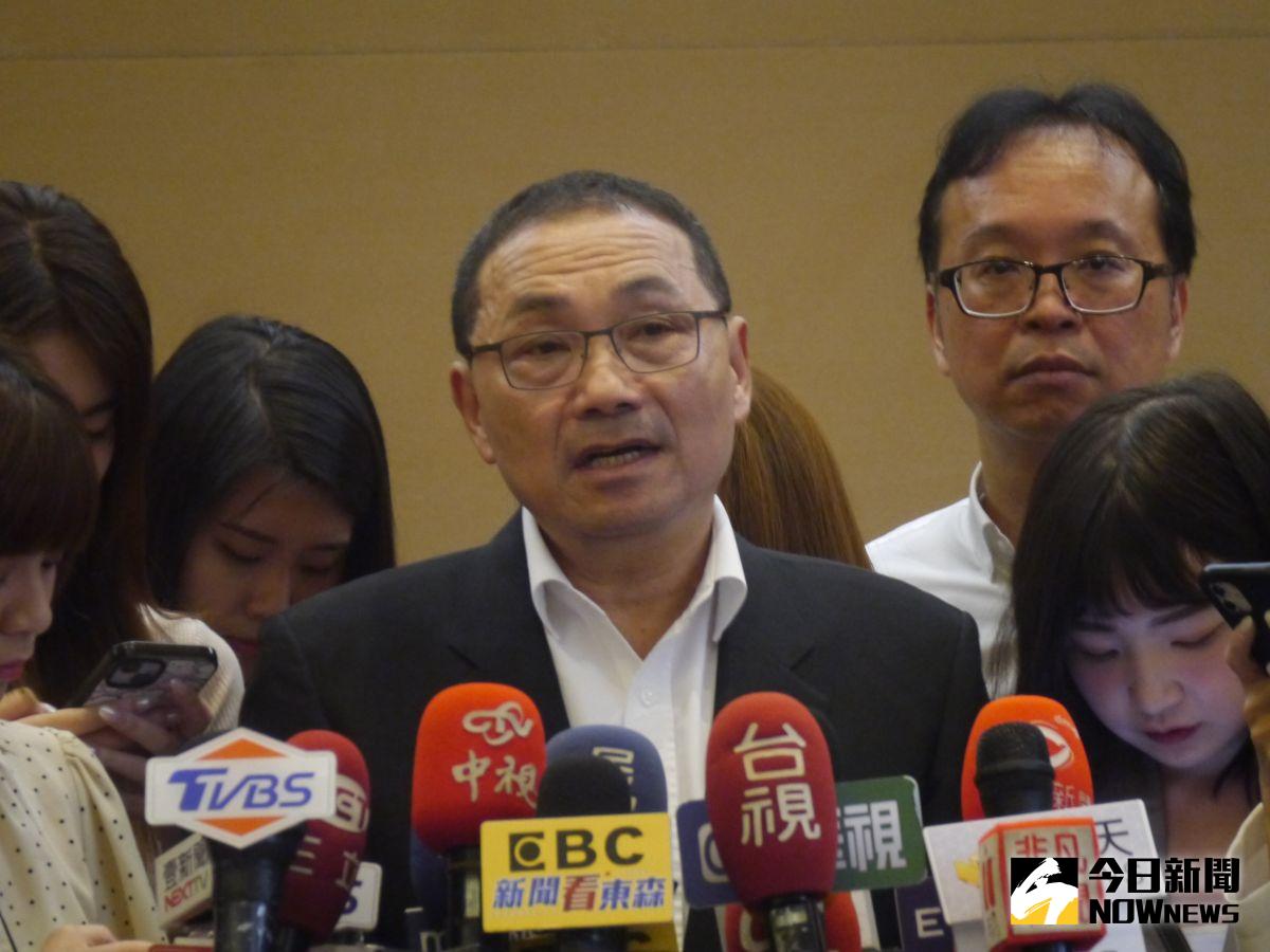 ▲針對郭台銘赴金門與賴清德、柯文哲同框，侯友宜在市政會議後受訪說相信郭台銘會信守承諾支持他。（圖 ／記者吳嘉億攝，2023.05.31）