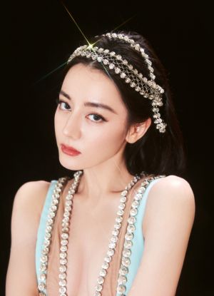 ▲▼熱巴紅毯戰袍坦露酥胸。(圖/翻攝自迪麗熱巴工作室微博) ▲▼熱巴紅毯戰袍坦露酥胸。(圖/翻攝自迪麗熱巴工作室微博)