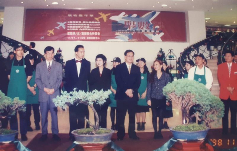 ▲遠百寶慶店將於8月原地重建,預計於6到7月舉辦改建封館大拍賣。如今老照片曝光。圖為當時的宣傳活動。(圖/遠百寶慶提供)
