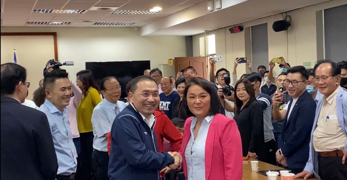 ▲侯友宜今中午前往國民黨立法院黨團拜會，並與力挺郭台銘的陳玉珍握手致意。（圖／記者翁子竣攝，2023.05.31）