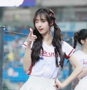 跟企鵝妹一樣仙!粉絲挖出「樂天寶藏女孩」 才跳1年:經歷超狂 ▲嘎琳身高167公分,臉超小,被網友認為是樂天女孩中「顏值最頂的」。(圖/翻攝嘎琳臉書)