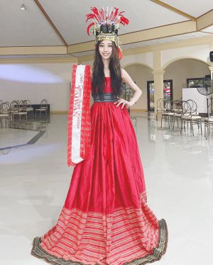 跟企鵝妹一樣仙!粉絲挖出「樂天寶藏女孩」 才跳1年:經歷超狂 ▲選美出身的嘎琳參戰無數,她2018年就讀真理大學時,曾參選世界華裔小姐,獲亞軍、最佳遊艇代言人及最受媒體歡迎3獎項。(圖/翻攝嘎琳臉書)