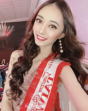 跟企鵝妹一樣仙!粉絲挖出「樂天寶藏女孩」 才跳1年:經歷超狂 ▲嘎琳選美裝扮略顯嫵媚。(圖/翻攝嘎琳臉書)