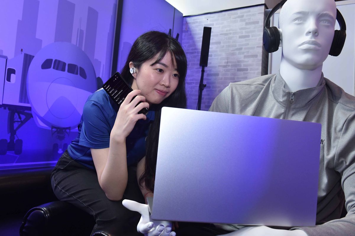 ▲透過支援 Auracast 廣播音訊的筆記型電腦、智慧型手機等裝置，使用者可以邀請同樣使用有支援 Auracast 設備的用戶分享音訊。（圖／官方提供）