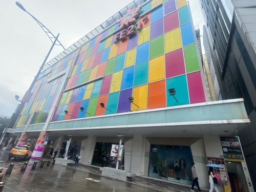 ▲遠百寶慶自1972年創始後開幕第51年，於2023年8月動工拆除重建，是全台第一個原地改建的百貨。（圖／記者鍾怡婷攝）