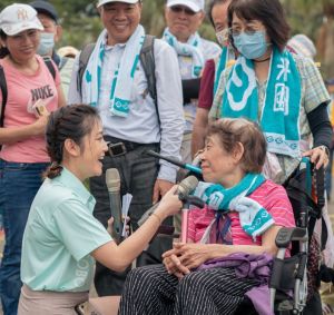 主持人漾漾(左)訪問本次活動最高齡90歲長者參加活動感想。官方提供 ▲主持人漾漾(左)訪問本次活動最高齡90歲長者參加活動感想。官方提供
