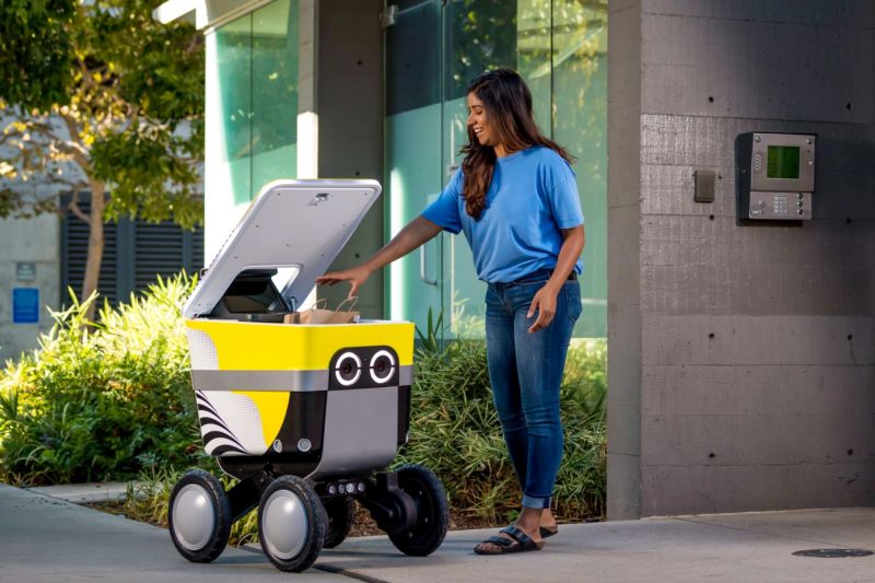 ▲機器人新創公司Serve Robotics，於30日宣布將擴大與Uber Eats的合作夥伴關係，目標在全美部署2000輛自動機器人來負責提供外送服務。（圖／翻攝自Serve Robotics官網）
