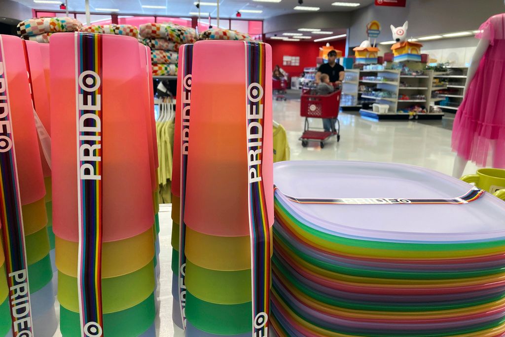▲Target百貨為迎接6月「驕傲月（Pride Month）」活動，日前陸續在門市陳列了LGBTQ+性別多元商品，不料引發保守派人士反彈，甚至造成與店員之間的衝突。（圖／美聯社／達志影像）