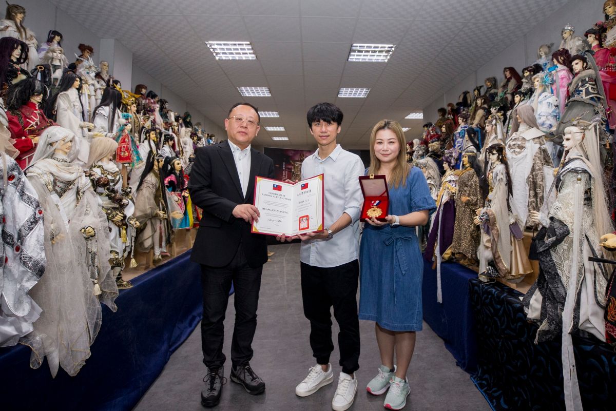 ▲「布袋戲人間國寶」黃俊雄獲第42屆行政院文化獎，文化部長史哲（左）頒贈獎狀及獎章，由黃俊雄子女代領。（圖／文化部提供）