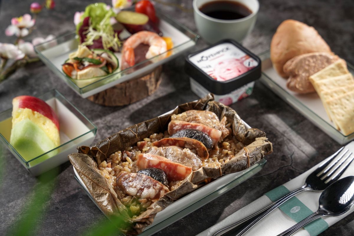 ▲華航不只攜手五度蟬聯米其林三星的頤宮中餐廳，打造「高空三星私房食藝」飛機餐。再度聯名燈燈庵，在飛機上大啖懷石料理；更找來超受歡迎的法朋合作，讓「甜點界的香奈兒」也飛上天。（圖／華航提供）