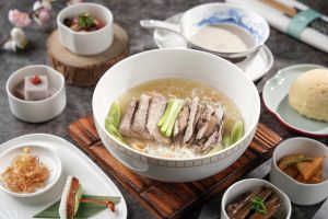 華航「米其林飛機餐」不只有頤宮 獨家再推陽明春天「綠星素食」 ▲中華航空豪華商務艙主菜首波推出「芋頭鴨絲米粉」,為頤宮經典私房推薦菜。(圖/華航提供)