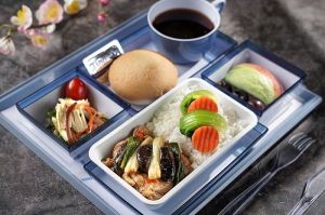 華航「米其林飛機餐」不只有頤宮 獨家再推陽明春天「綠星素食」 ▲搭中華航空經濟艙也吃得到米其林三星,經濟艙可提供頤宮主廚精選蔥薑滑雞煲飯。(圖/華航提供)