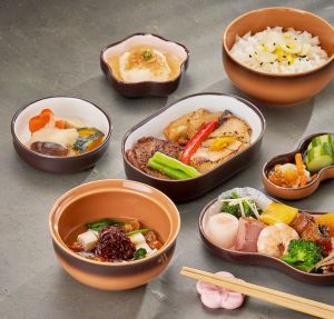 華航「米其林飛機餐」不只有頤宮 獨家再推陽明春天「綠星素食」 ▲華航 x 燈燈庵打造商務艙專屬餐點,在雲端大啖懷石料理。(圖/翻攝自China Airlines 中華航空FB)