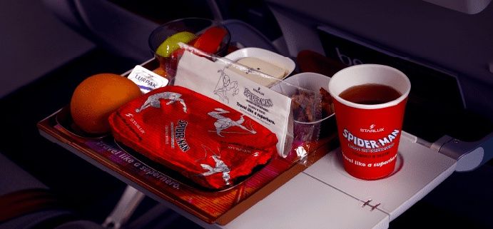 ▲星宇航空從紙杯、兒童餐盒到餐墊都融入《蜘蛛人:穿越新宇宙》電影氛圍。(圖/翻攝自星宇航空官網)