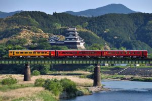 華航「機微酒」打造奢華旅遊 再推陽明春天「米其林素食」飛機餐 ▲全日本票選第一的伊予灘物語列車。(圖/晴日旅遊提供)