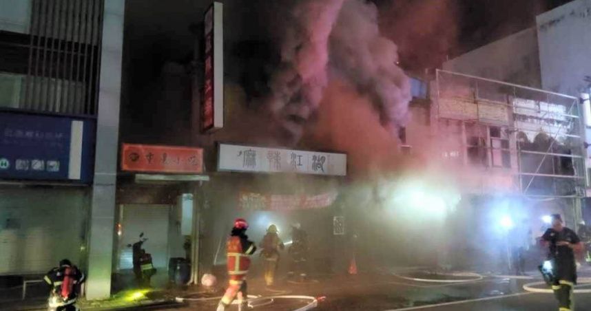 ▲台東市區一家麻辣火鍋店，昨（31）日晚間11時許突然發生火警。（圖／翻攝畫面）