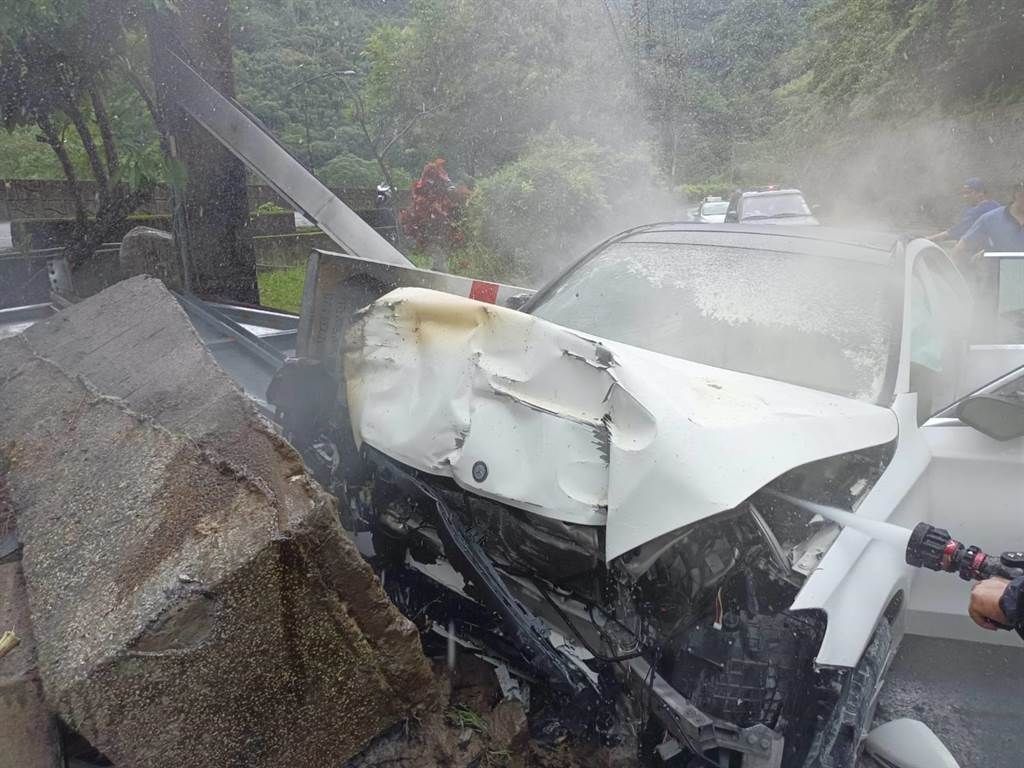 ▲賓士車不明原因自撞後起火。（圖／翻攝畫面）