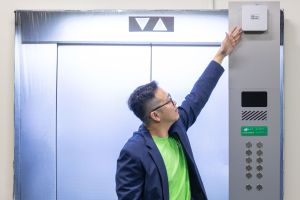 ▲清大助理教授陳鴻文團隊研發出隔空按電梯的m'AI Touch，裝設於電梯按鍵面板上方，十分便利。（圖／國立清華大學提供）