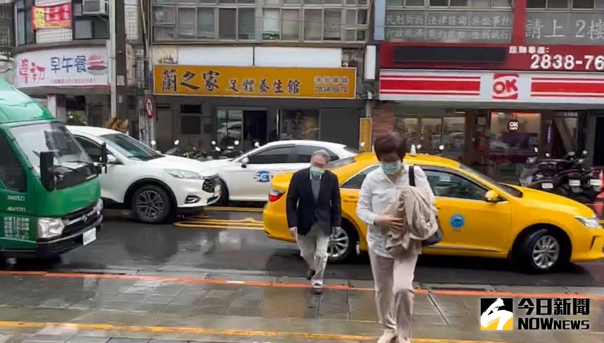 ▲專家委員劉滄梧（後排）與妻施庭芳（前排）因認罪，均獲判緩刑（圖／NOWnews資料照）