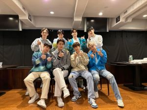 ▲EXO成員伯賢（前排右二）、CHEN（後排左一）、XIUMIN（後排左二）今提出跟「SM娛樂」解約。（圖／EXO臉書）