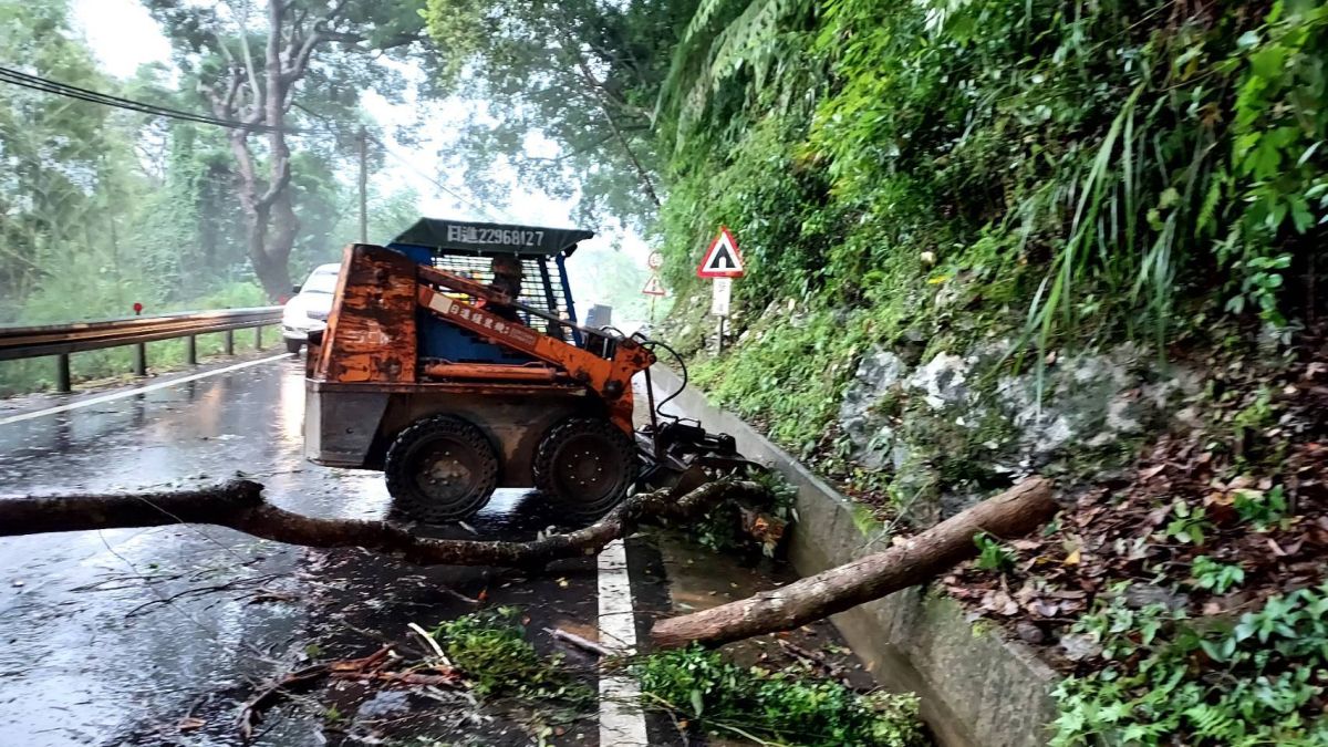 ▲瑪娃颱風襲台，外圍環流帶來強降雨，桃園也傳出災情，其中台7線復興區段有6處發生土石崩塌。（圖／桃園市政府提供）