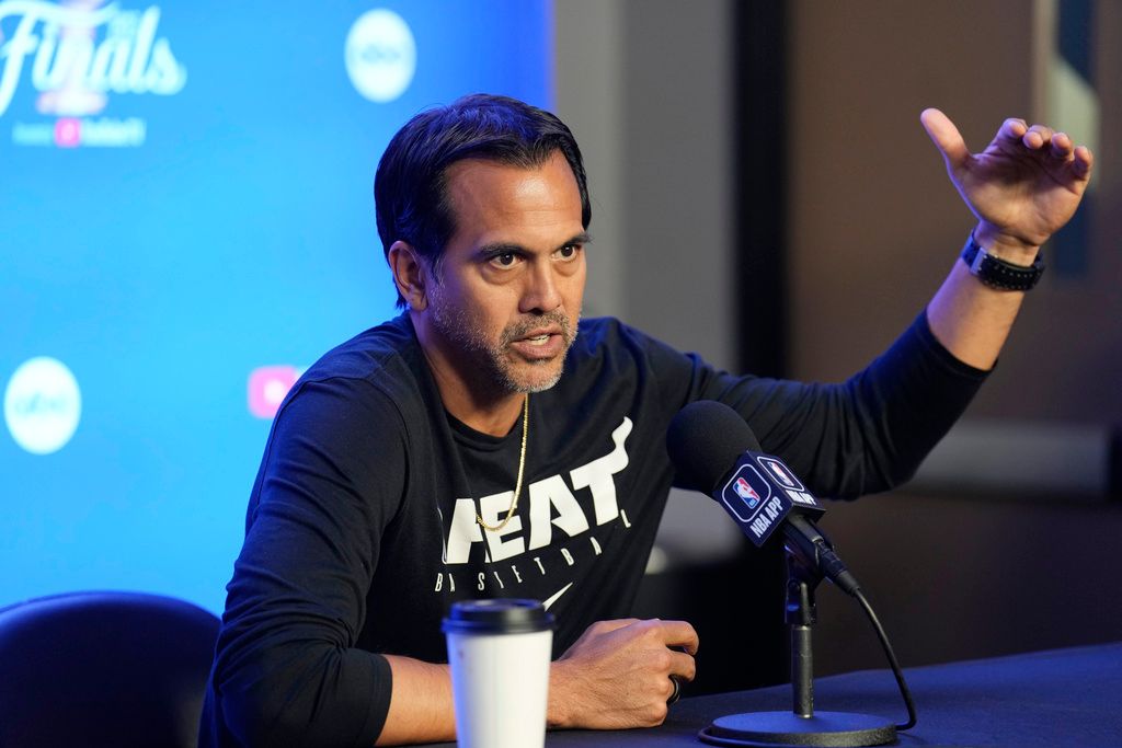 ▲熱火總教練Erik Spoelstra不擔心金塊主場優勢，直言球隊已經做好準備，就算在聖母峰上打球也沒問題。（圖／美聯社／達志影像）