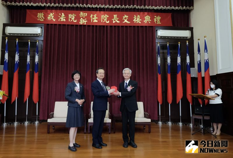 ▲司法院長許宗力(中)交接印象,左為懲戒法院院長林輝煌(圖/懲戒法院提供,2023.06.01)