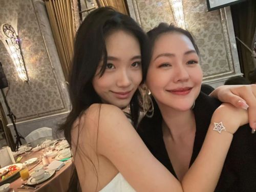 ▲小S(右)和次女Lily相擁留影。(圖/翻攝自小S臉書) ▲小S(右)和次女Lily相擁留影。(圖/翻攝自小S臉書)