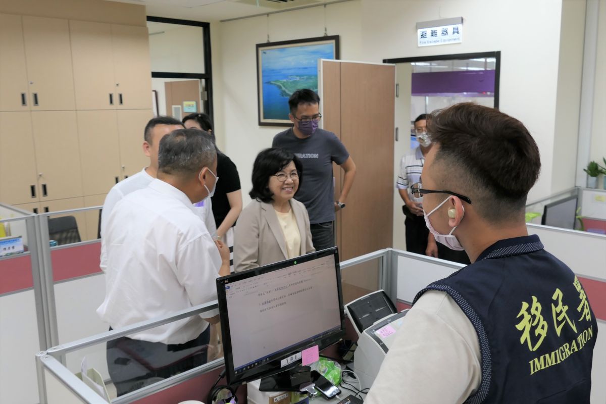 ▲前澎湖縣議員陳慧玲於今天就任行政院南部聯合服務中心副執行長，在陳文亮及許乃文二位副執行長陪同下，訪視行政院南服中心合署辦公單位。（圖／行政院南服中心提供）