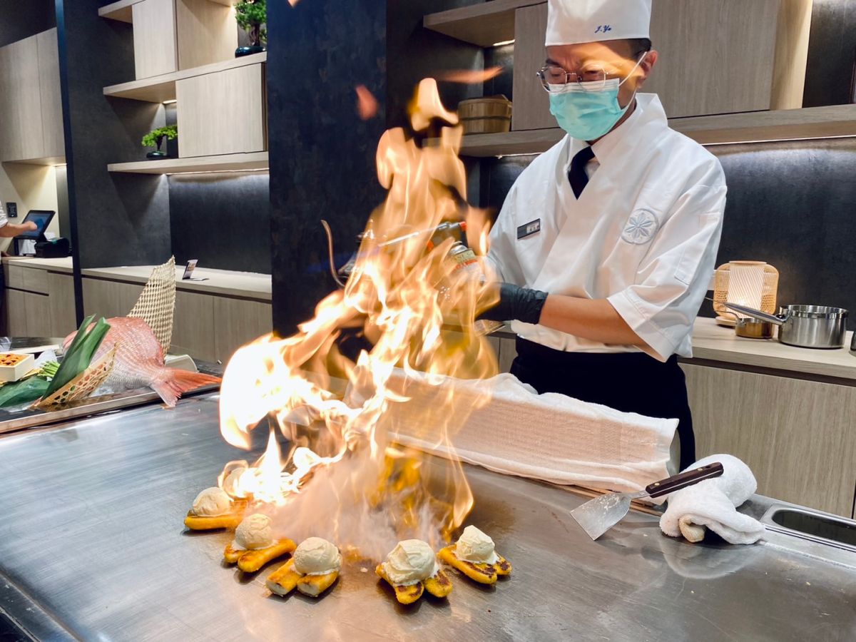 ▲無菜單鐵板燒「明水然・樂」插旗遠百信義A13，大啖A5和牛、生猛龍蝦三味，開幕一個月消費贈送蒲燒鰻玉子燒，升級15道菜個人套餐1600元。（圖／記者蕭涵云攝）