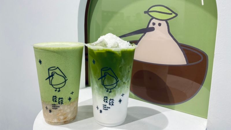 ▲優格手搖飲發發x辻利茶舗TSUJIRI，首度聯名3款「丸香」抹茶優格特調，還有多款發發呆萌奇異鳥週邊商品。（圖／記者蕭涵云攝）