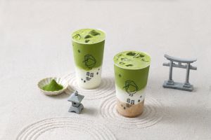 ▲左起：辻利抹茶優格M/120元、辻利抹茶燕麥優格M/120元，擁有漂亮漸層。（圖／記者蕭涵云攝）